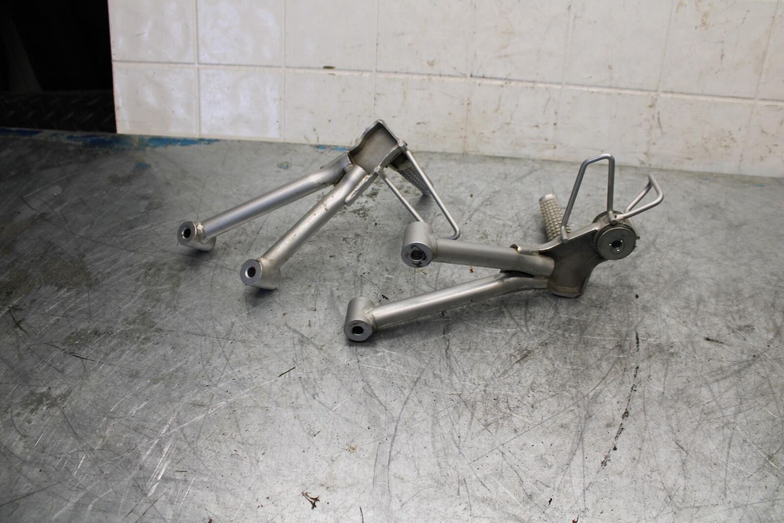 01-05 SUZUKI BANDIT 1200S GSF1200S REAR BACK PASSENGER PEG SET PAIR BB428