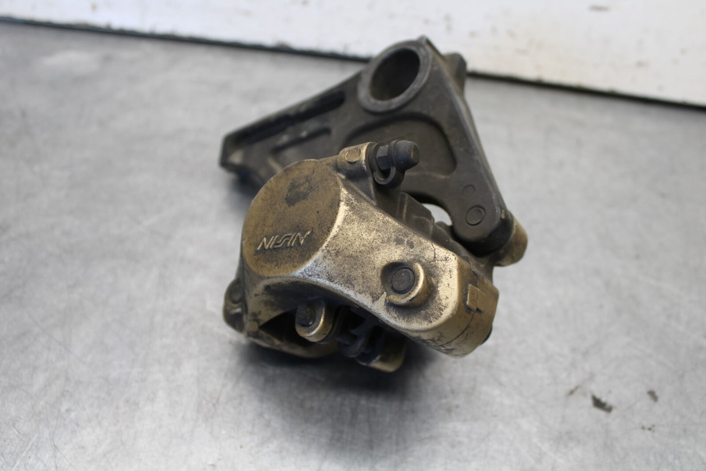 04-05 SUZUKI GSXR600 REAR BACK BRAKE CALIPER W MOUNT BRACKET BB658
