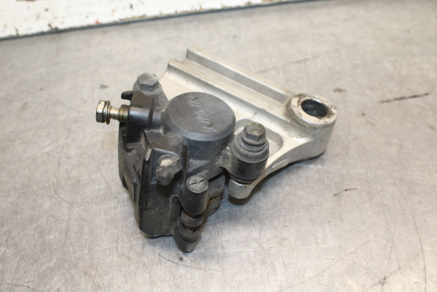 03-04 TRIUMPH DAYTONA 600 REAR BACK BRAKE CALIPER W MOUNT BRACKET BB745