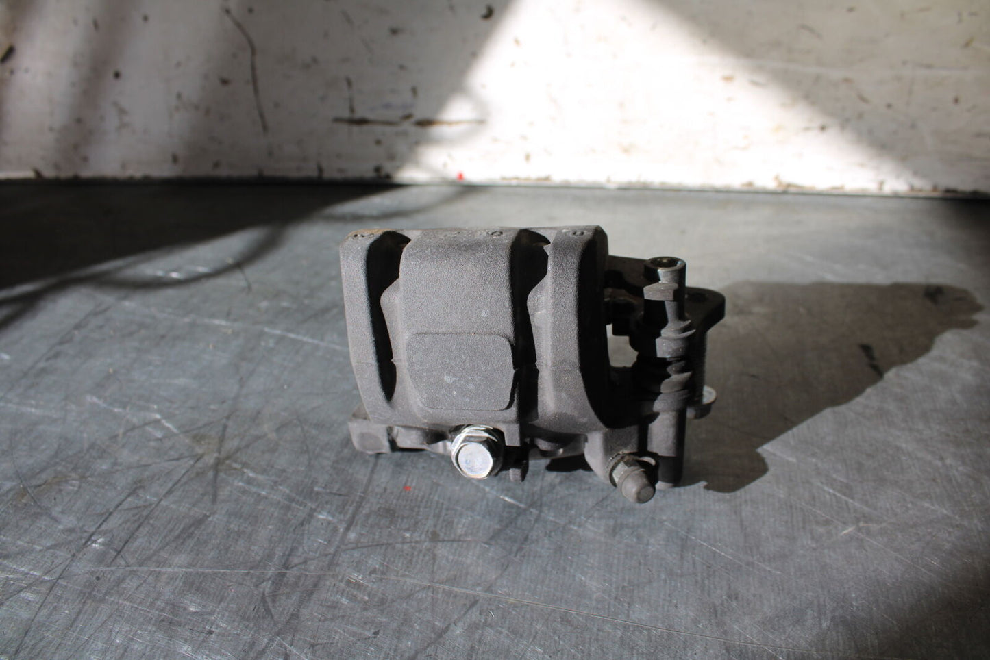 19-22 KAWASAKI Z400 RIGHT FRONT BRAKE CALIPER BB708