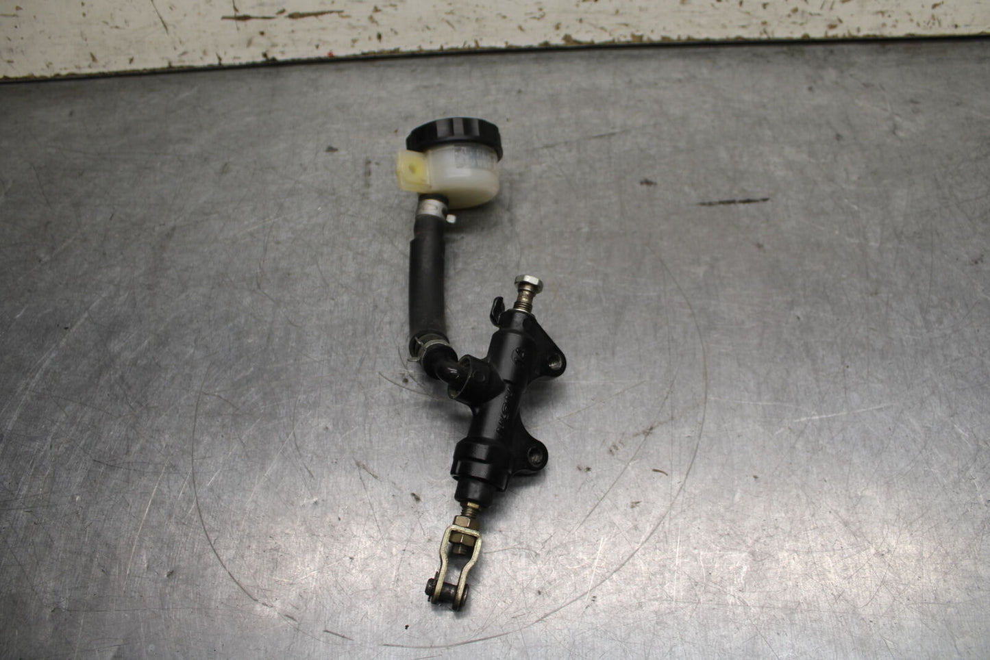 03-04 TRIUMPH DAYTONA 600 REAR BACK BRAKE MASTER CYLINDER W RESERVOIR BB745