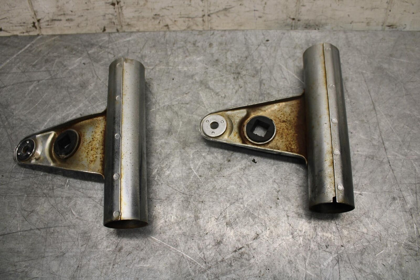 1982 Suzuki GS450L SINGLE HEADLIGHT HEAD LAMP LIGHT BRACKETS BB52