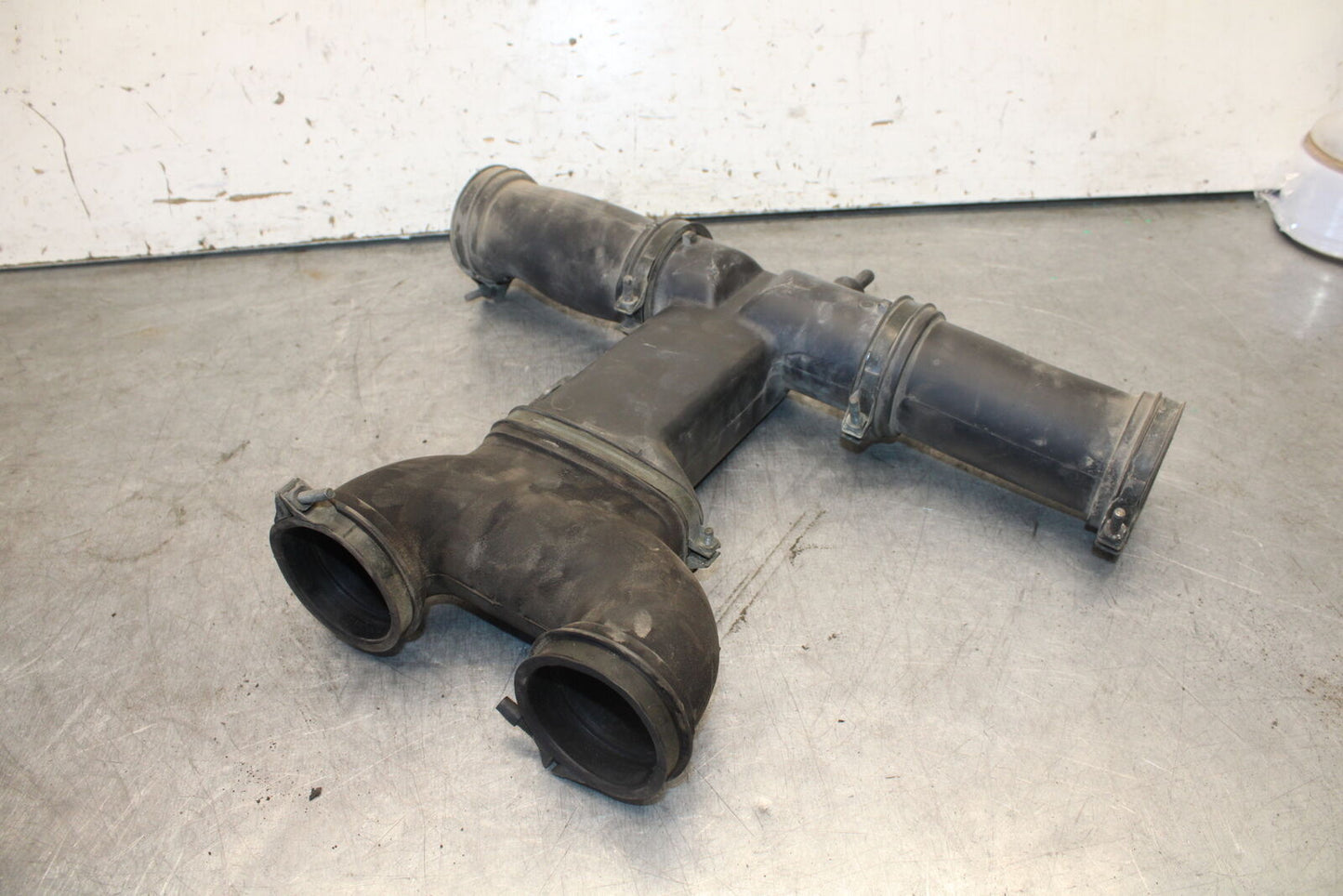 05-06 YAMAHA ROYAL STAR AIR INTAKE DUCT BB697
