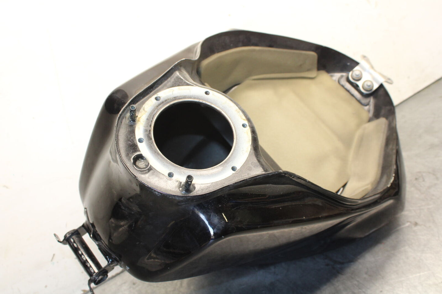 07-08 TRIUMPH DAYTONA 675 GAS TANK FUEL CELL PETROL RESERVOIR T2401091-CM BB685
