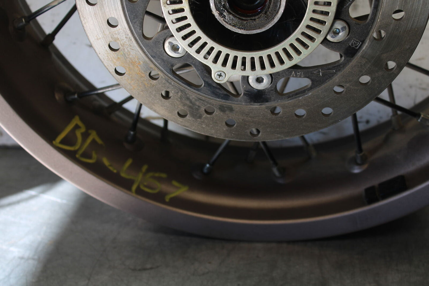 21 HUSQVARNA VITPILEN 401 REAR WHEEL BACK RIM BB467