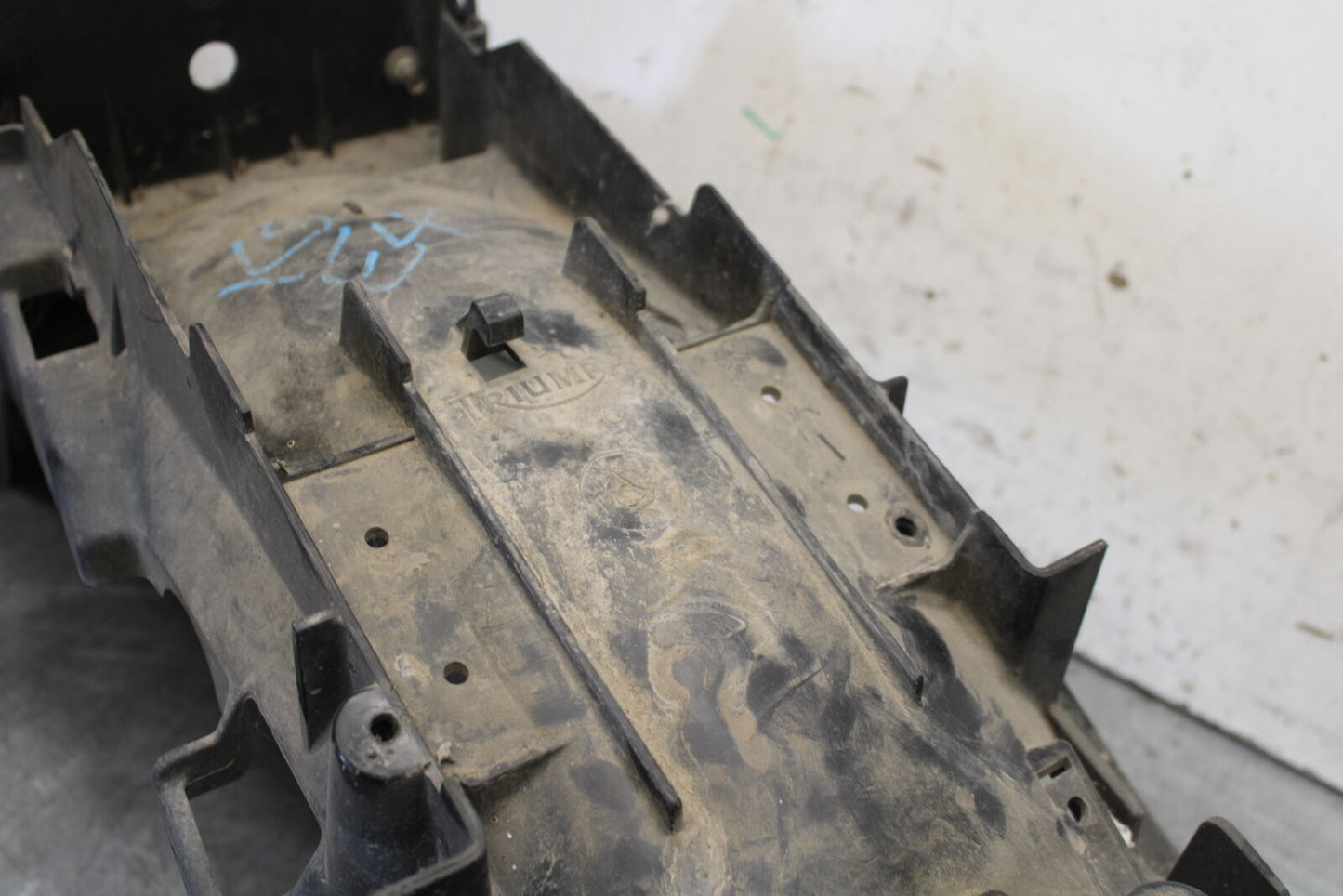01-06 TRIUMPH TIGER 955I REAR BACK TAIL UNDERTAIL FAIRING COWL FENDER BB693