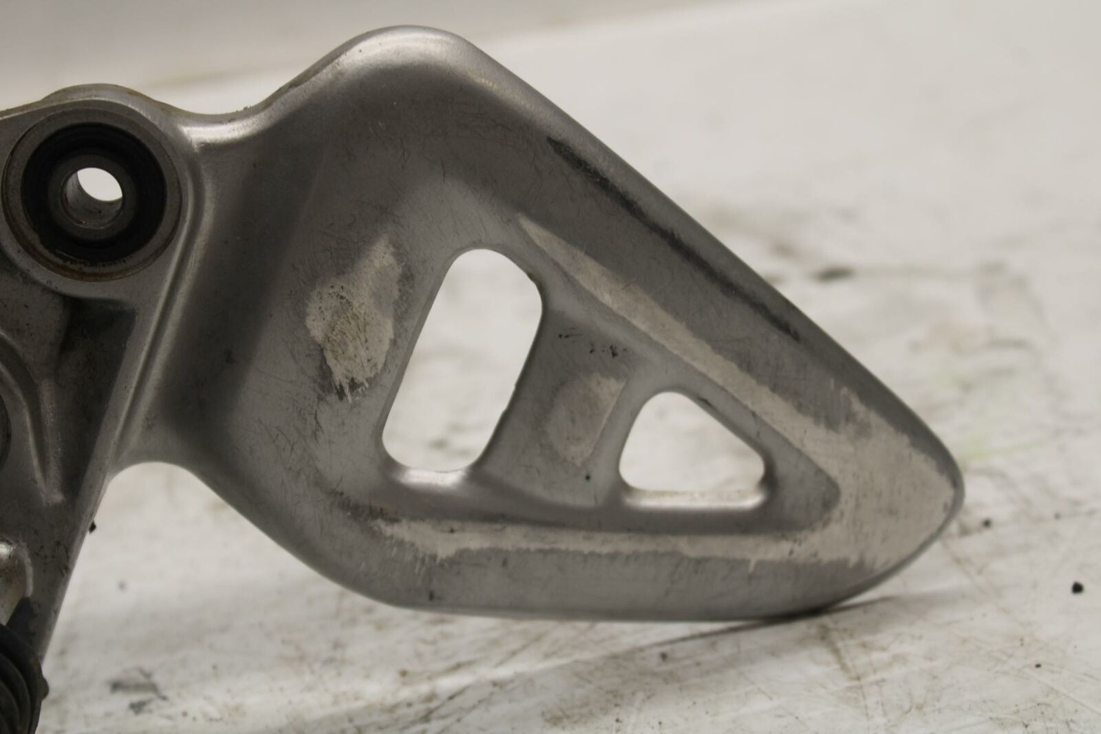 00-07 SUZUKI HAYABUSA LEFT REARSET REAR SET DRIVER FOOT PEG BRACKET MOUNT  BB281