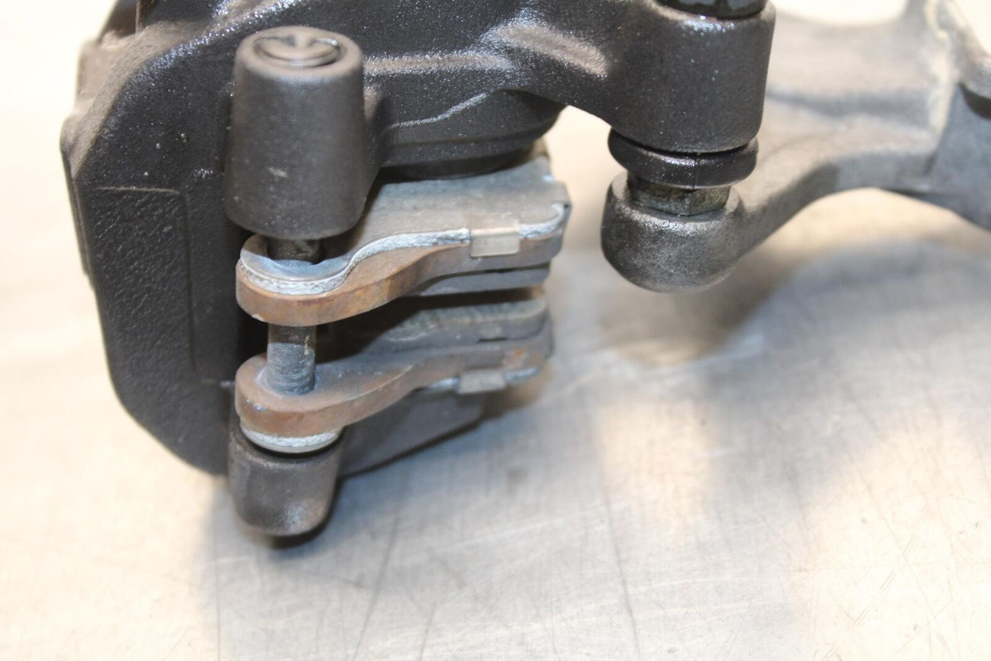 2017 Suzuki GSXR600 REAR BRAKE CALIPER W MOUNT BRACKET 69100-47H10-999 BB598