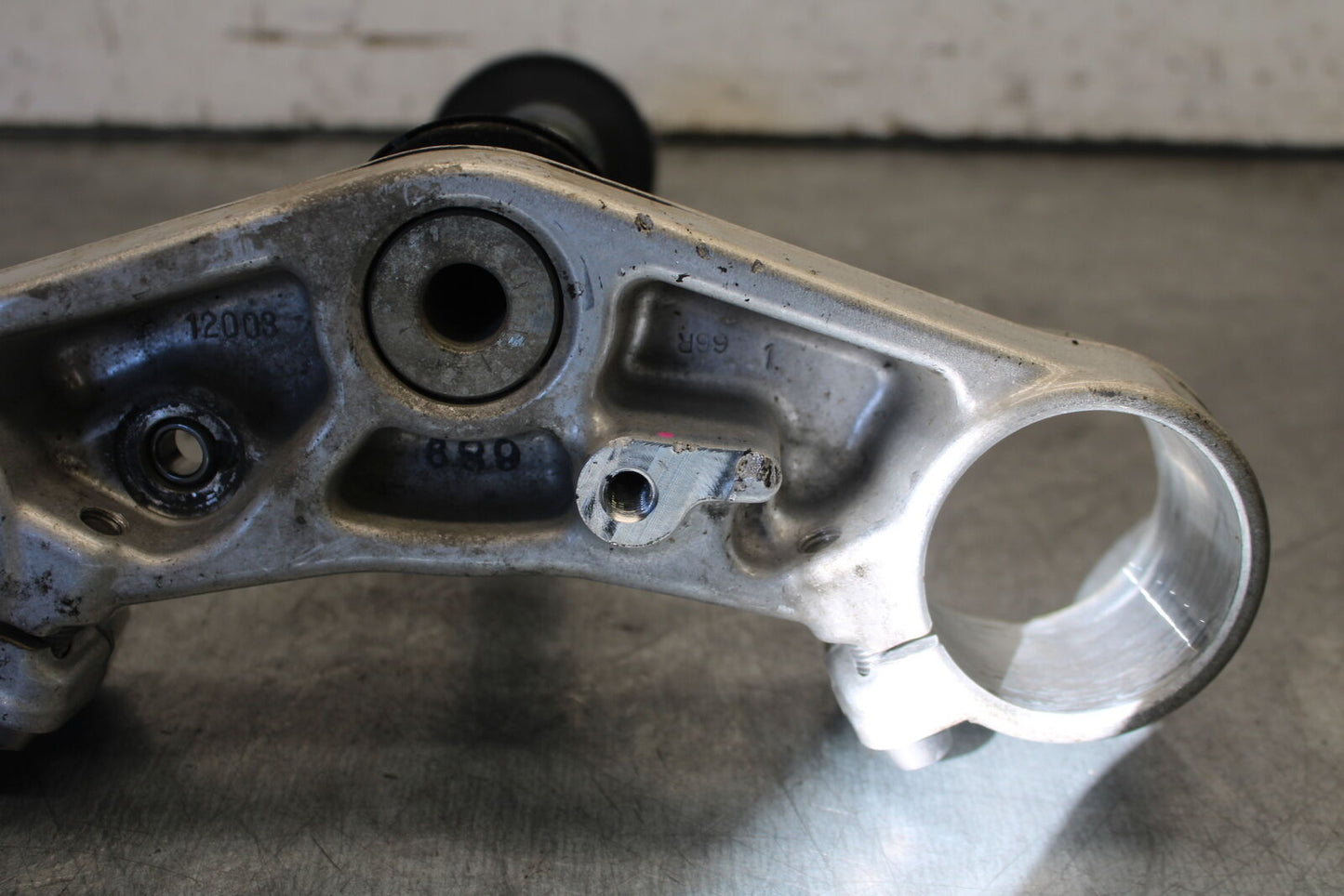 07-08 TRIUMPH DAYTONA 675 FRONT FORKS CLAMP LOWER TRIPLE TREE STEM BB685