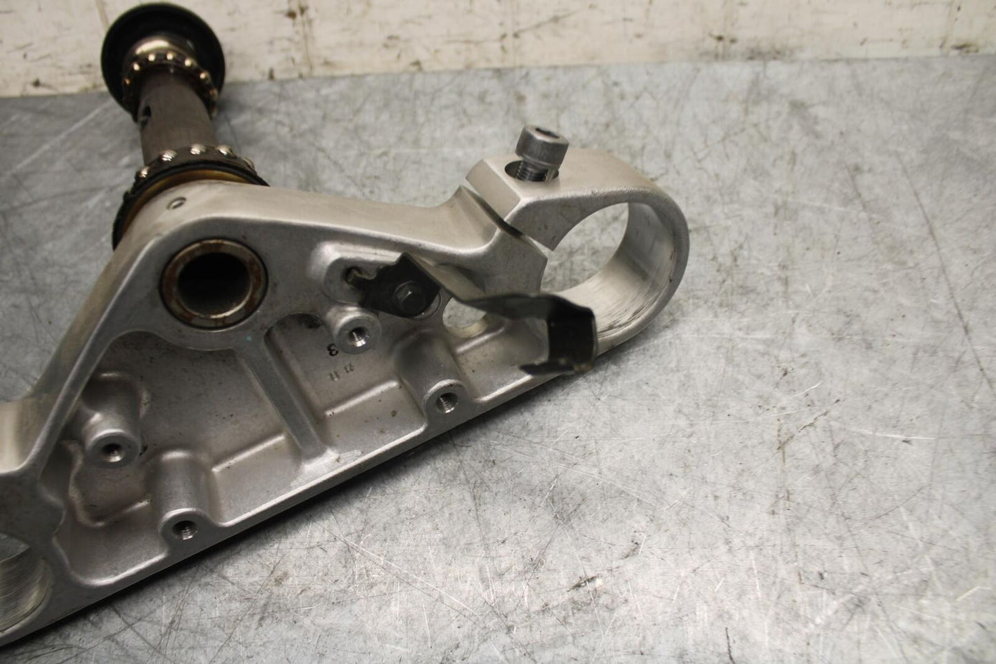 2007 Suzuki Boulevard M50B FRONT FORKS CLAMP LOWER TRIPLE TREE STEM BB537