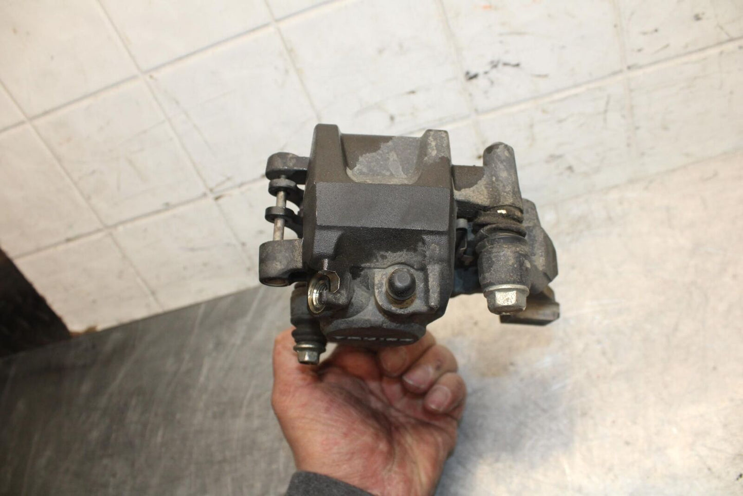 08-09 SUZUKI GSXR600 REAR BRAKE CALIPER W MOUNT BRACKET 69100-21H00-999 BB34
