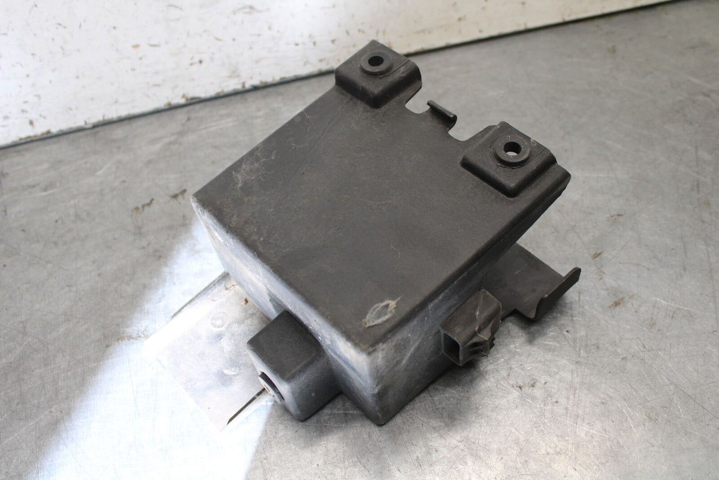 01-06 TRIUMPH TIGER 955I REAR BACK TAIL UNDERTAIL BATTERY TRAY PLASTIC BB693