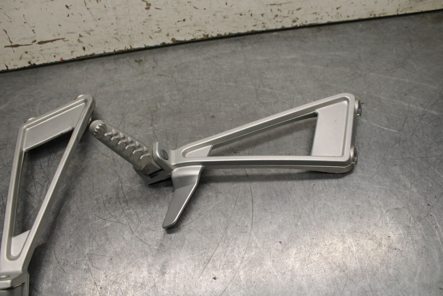 21-24 APRILIA TUONO 660 FACTORY REAR BACK PASSENGER PEG SET PAIR BB733
