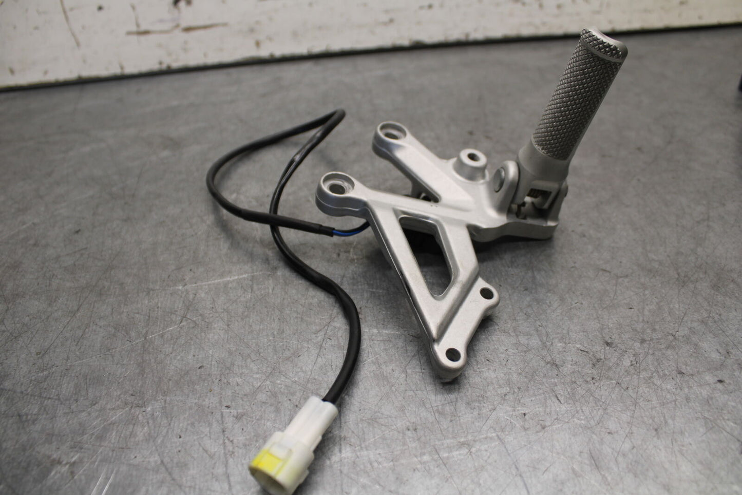 21-24 APRILIA RSV4 RIGHT REARSET REAR SET DRIVER FOOT PEG REST STOP BB668