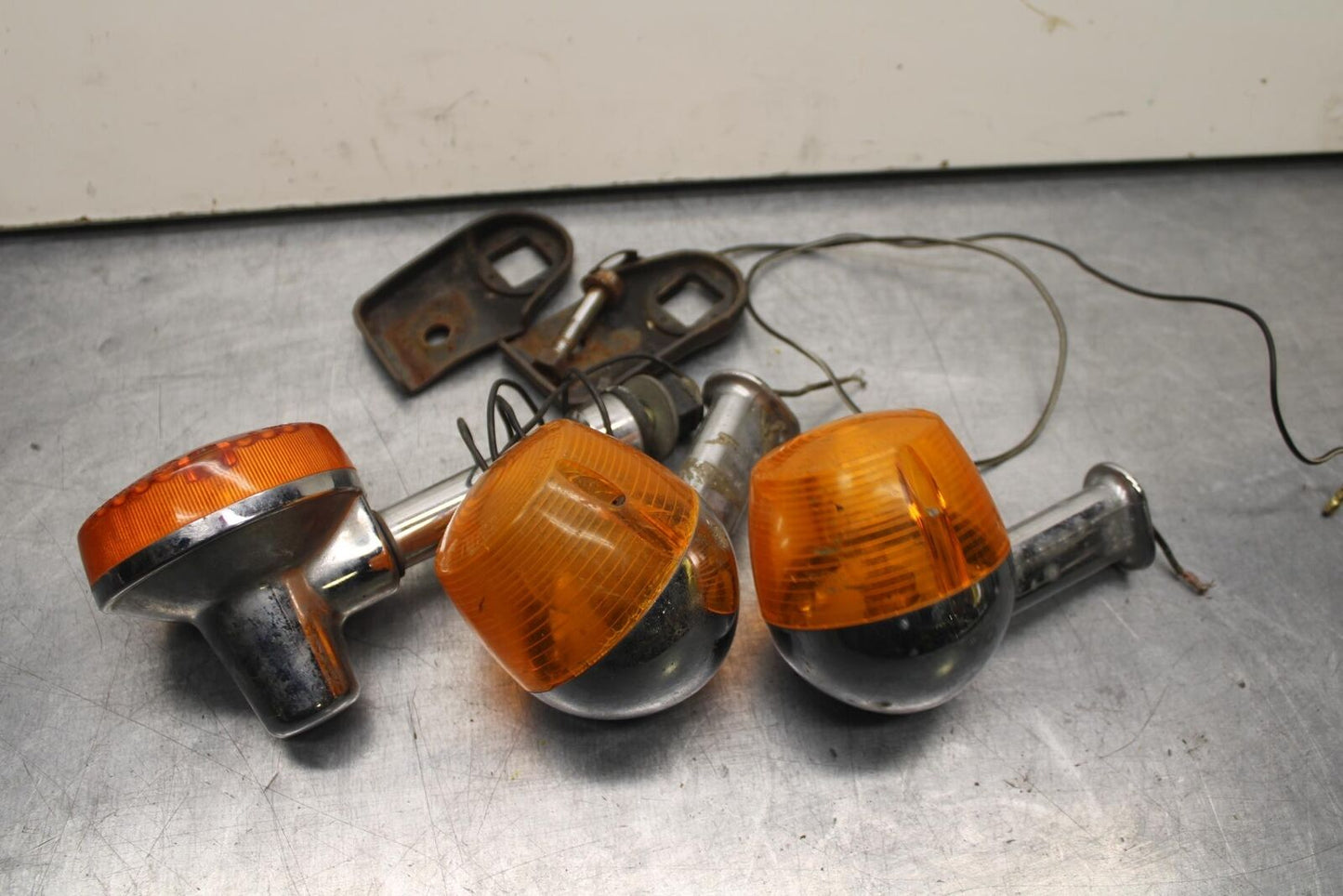 80-83 SUZUKI GS750E REAR LEFT RIGHT TURN SIGNALS LIGHT INDICATORS BB82