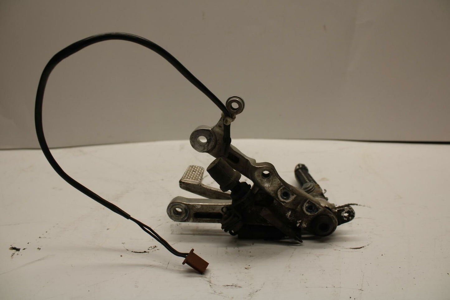 99 YAMAHA YZF R6 RIGHT REARSET REAR SET DRIVER FOOT PEG REST STOP BB246