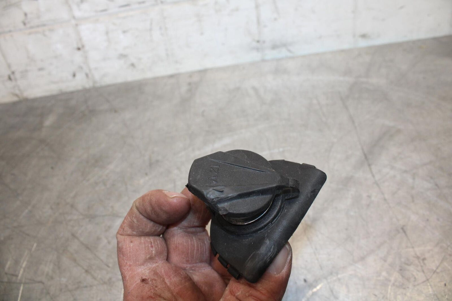22 KTM 890 ADVENTURE AUX POWER PLUG BB514