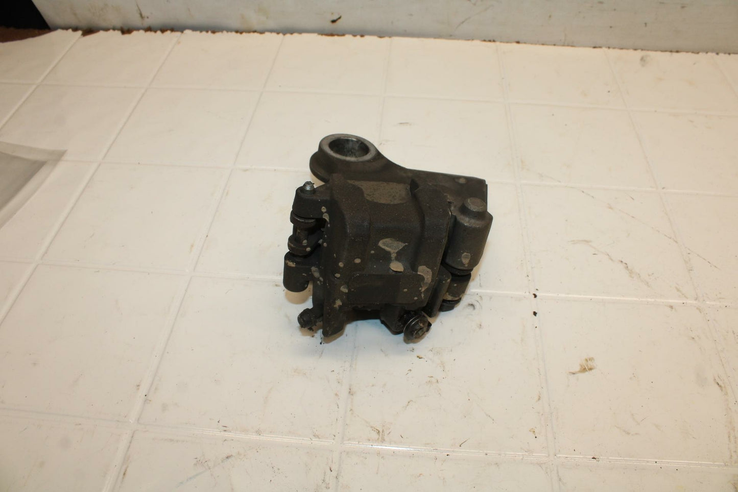 08-16 YAMAHA YZF R6 REAR BACK BRAKE CALIPER W MOUNT BRACKET BB406
