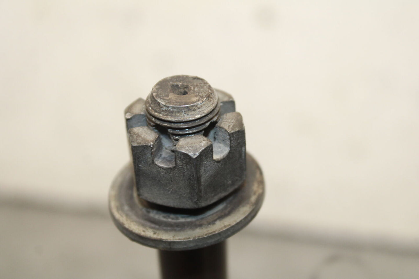 85-86 SUZUKI MADURA 1200 REAR AXLE BACK WHEEL RIM PIVOT BOLT AXEL BB691
