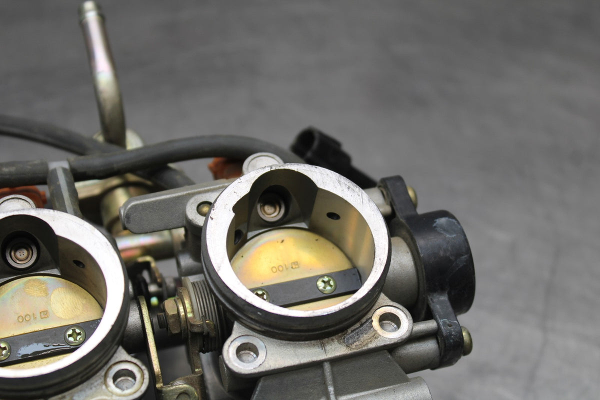 05 YAMAHA YZF R6 MAIN FUEL INJECTORS / THROTTLE BODIES BB814