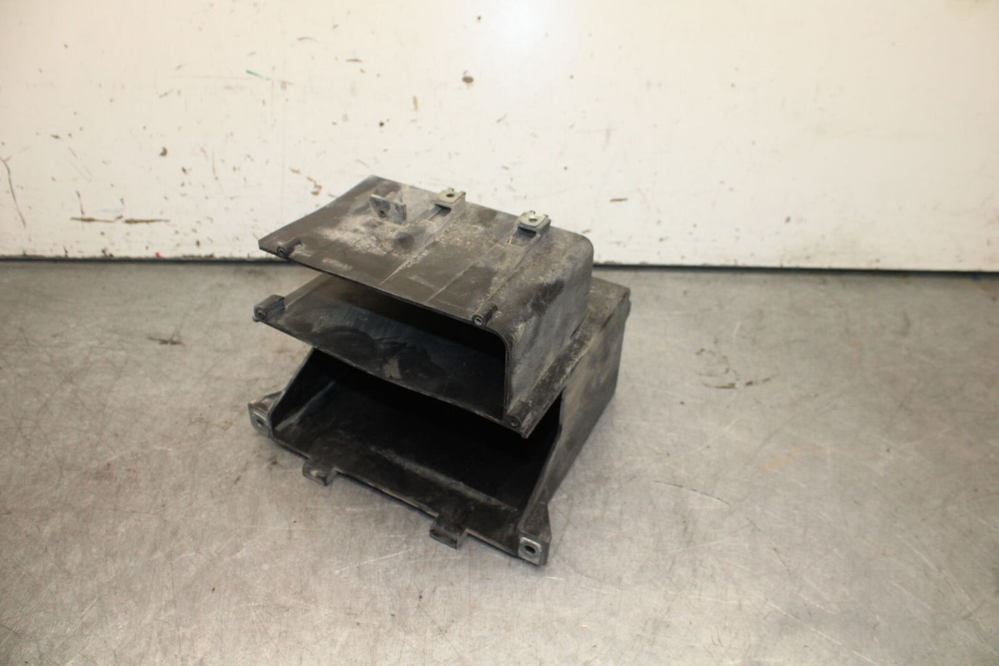 02-04 HONDA VTX1800S BATTERY TRAY BOX HOLDER BB712