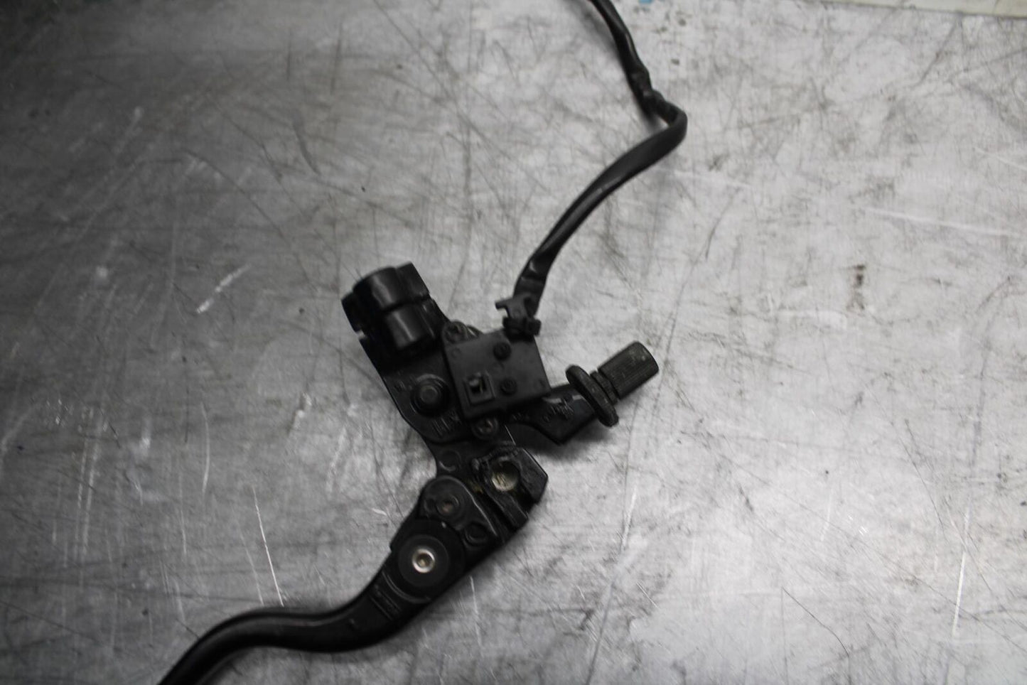 21 HUSQVARNA VITPILEN 401 CLUTCH PERCH MOUNT WITH LEVER BB467