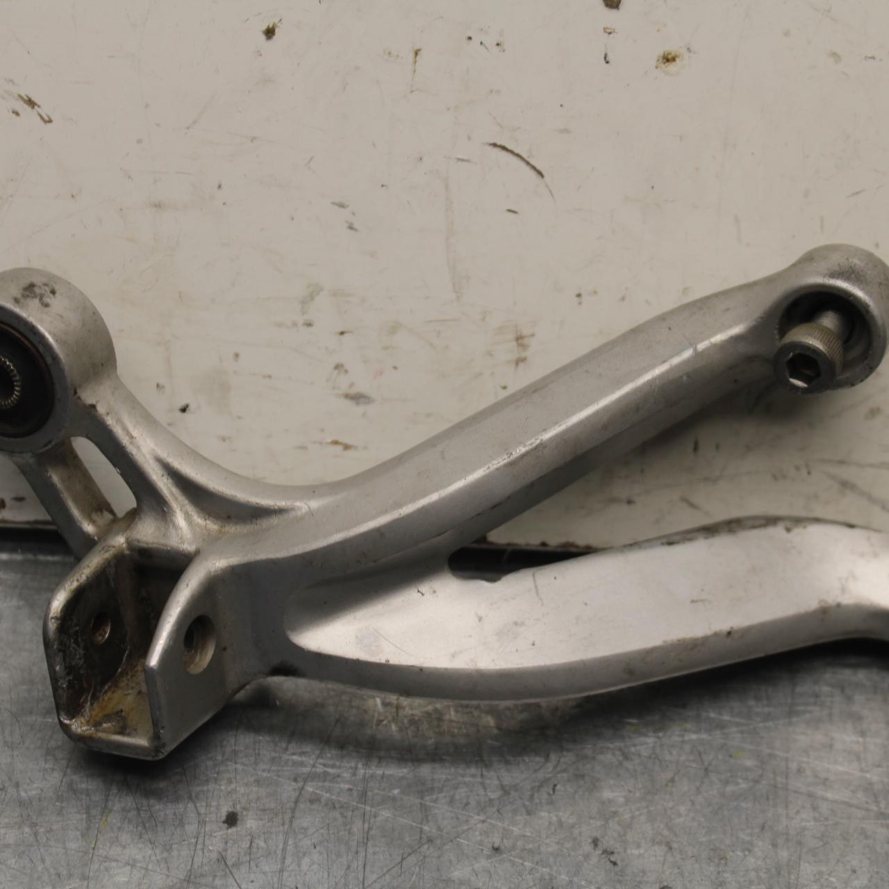 01 SUZUKI GSXR1000 RIGHT REAR BACK PASSENGER PEG BRACKET BB100