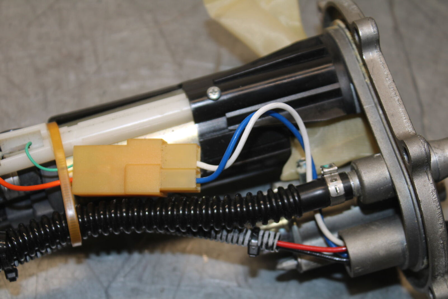 09-11 DUCATI STREETFIGHTER FUEL PUMP GAS PETROL SENDER UNIT BB705
