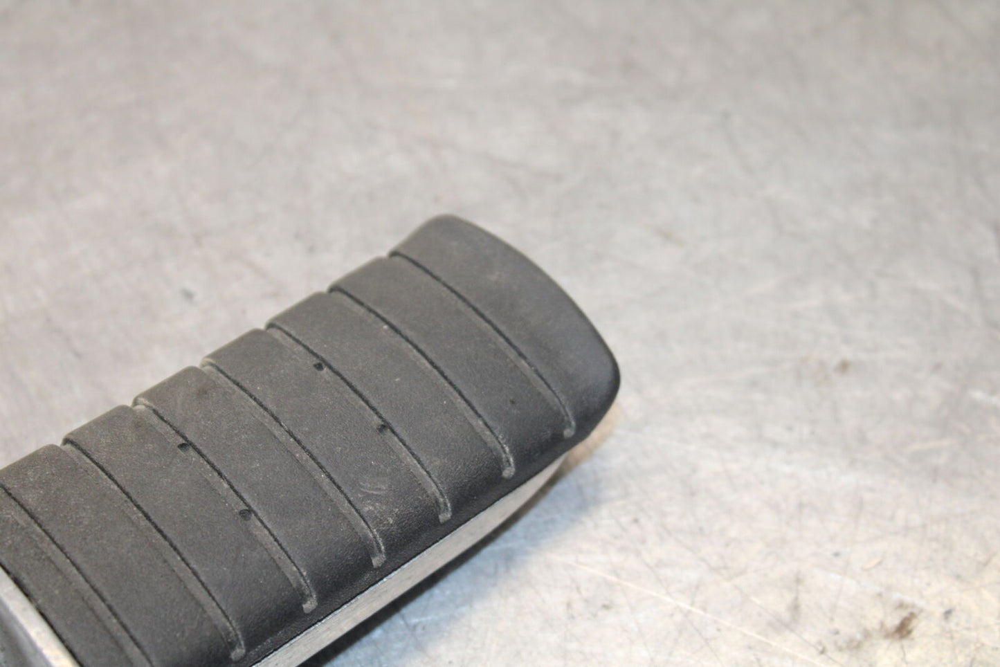 01-06 TRIUMPH TIGER 955I RIGHT REAR BACK PASSENGER PEG BB693