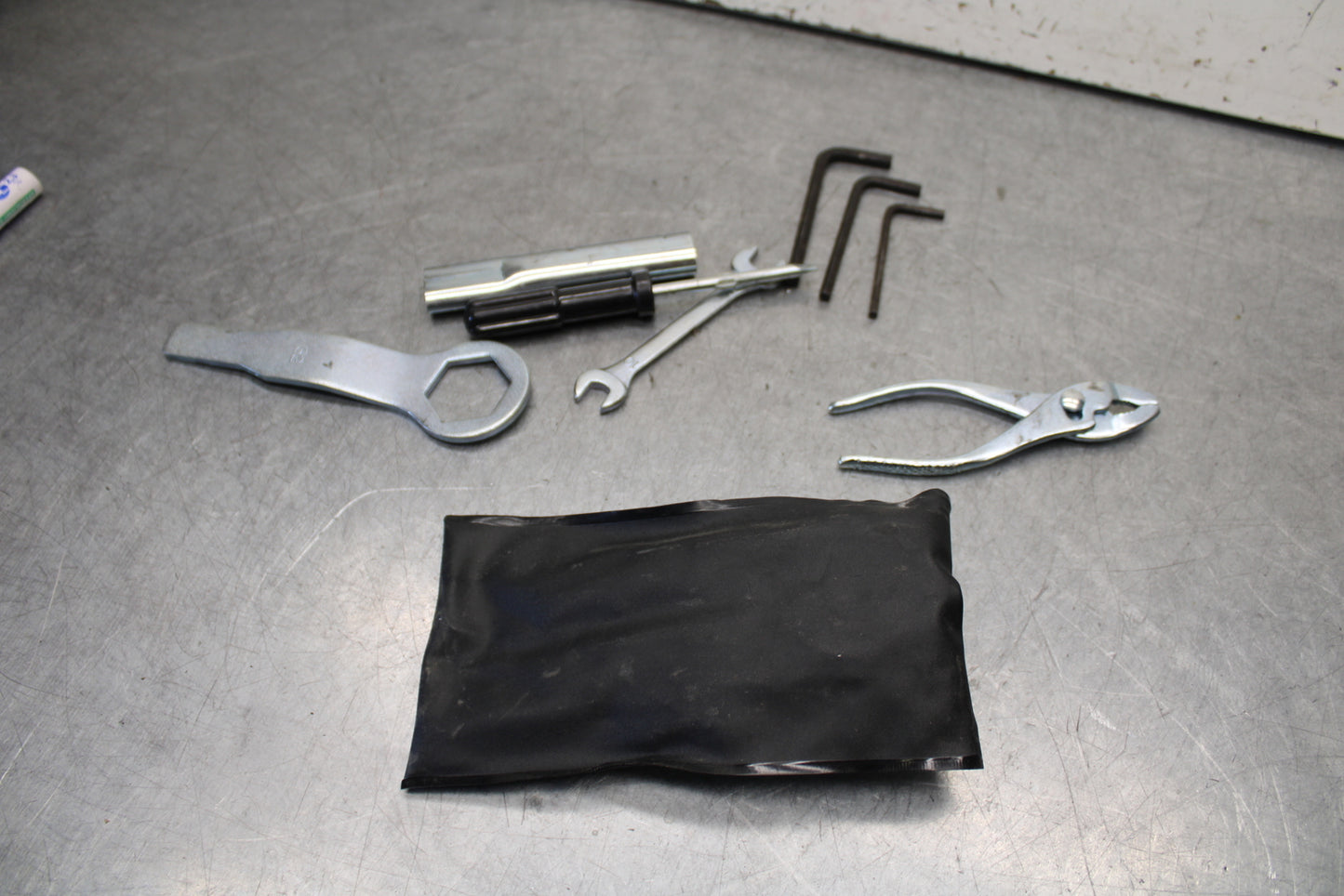 16 KAWASAKI NINJA ZX10R STOCK TOOLS OEM TOOL BAG KIT SET 56007-0141 BB650