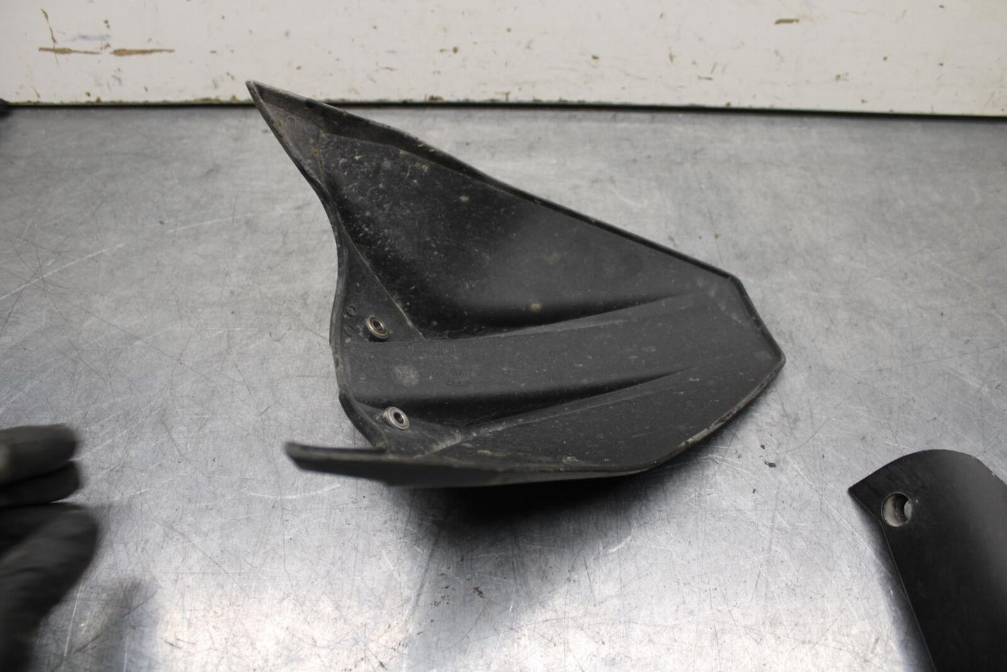 20-24 KTM 890 DUKE R REAR BACK WHEEL TIRE HUGGER FENDER BB627