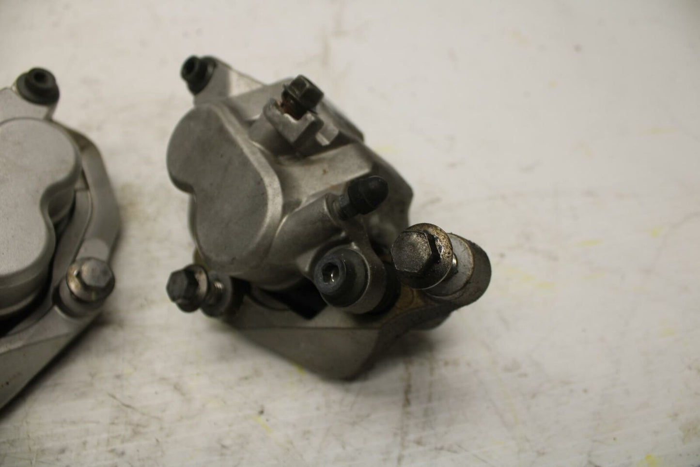 03-04 YAMAHA ROAD STAR 1600 RIGHT LEFT FRONT BRAKE CALIPER SET CALIPERS BB279