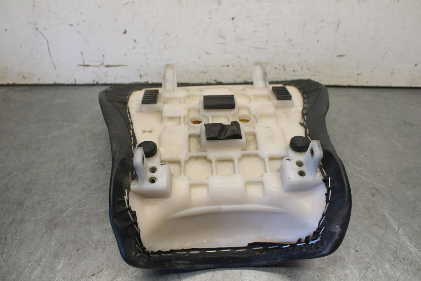 04 SUZUKI GSXR600 FRONT DRIVERS SEAT PAD SADDLE PILLION 45100-29G00-6BY BB676