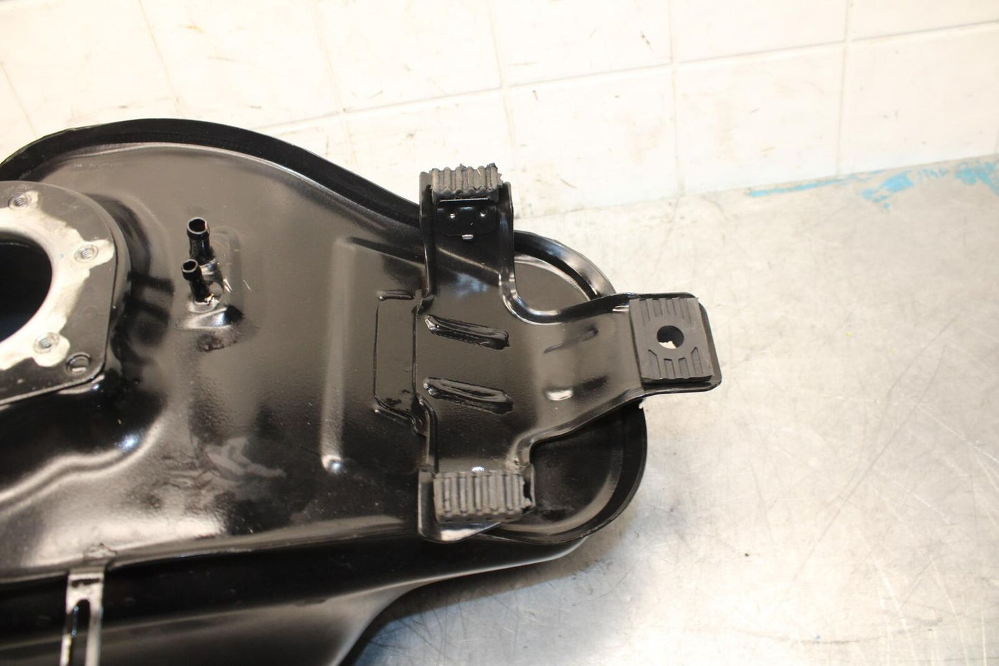 21 HUSQVARNA VITPILEN 401 GAS TANK FUEL CELL PETROL RESERVOIR BB467