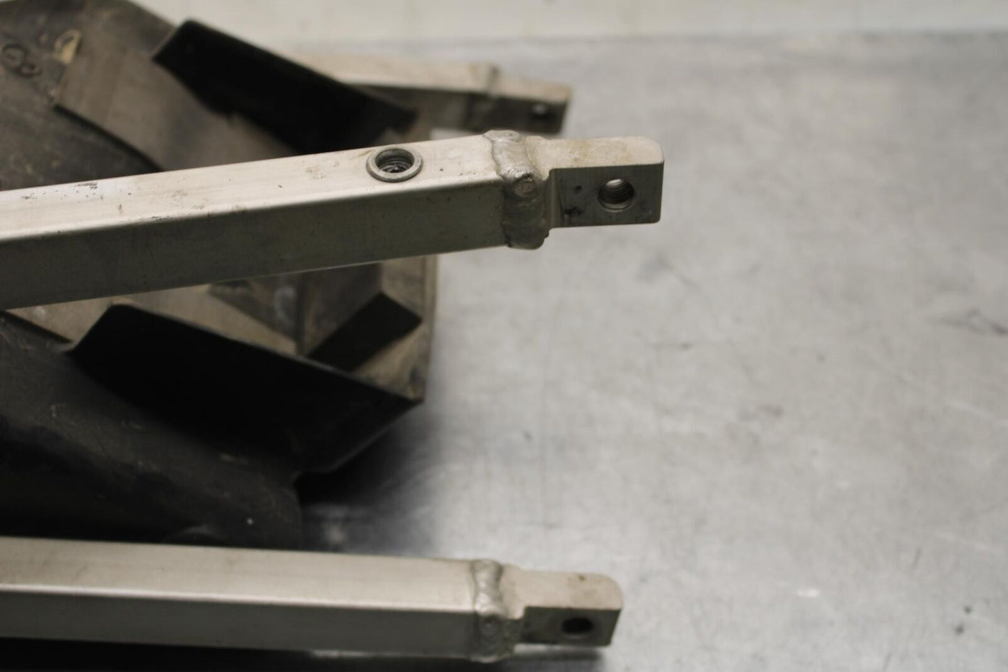 1999 Suzuki GSXR600 REAR SUBFRAME BACK SUB FRAME 41200-33E20 43980-33E20 BB580