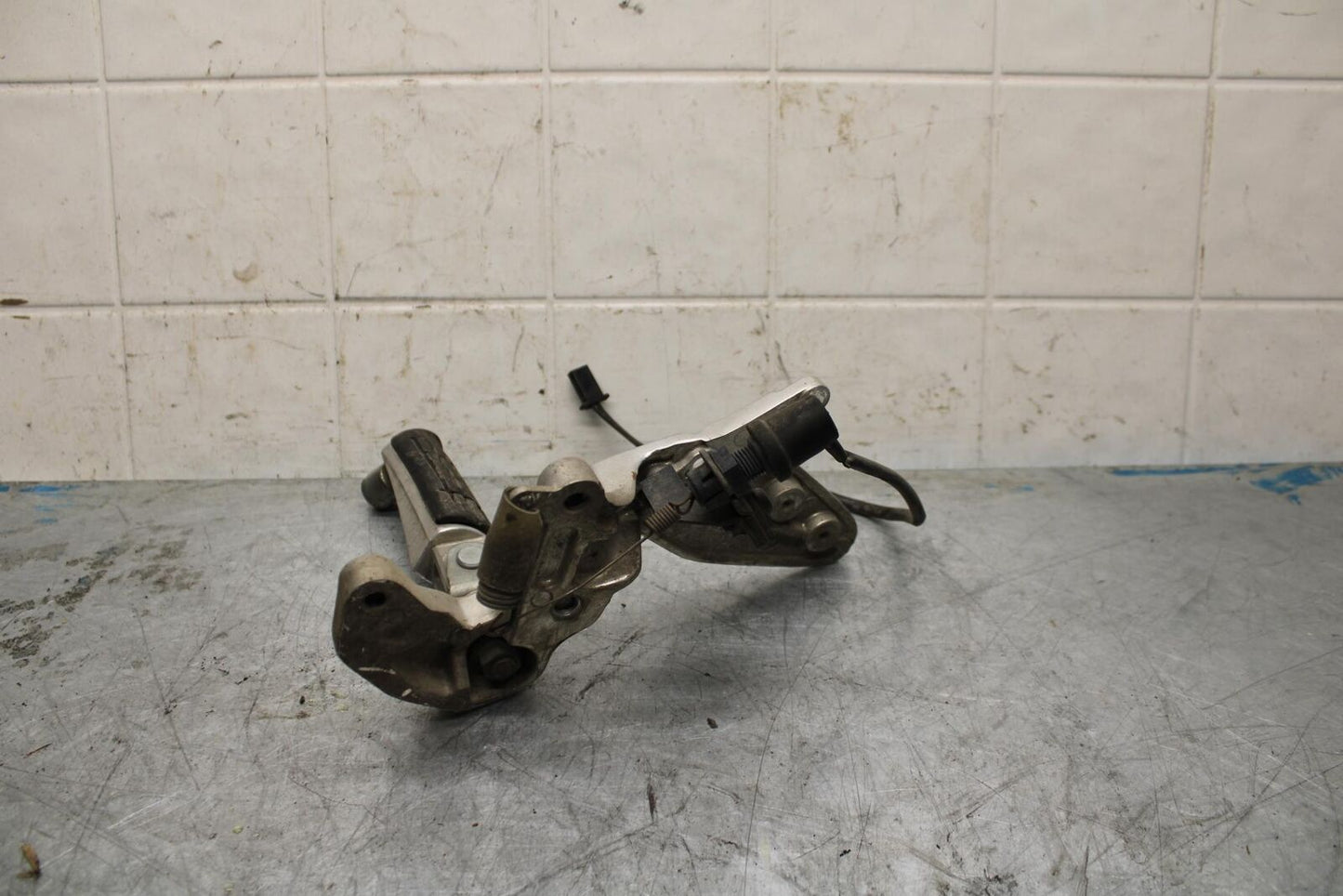 96-07 YAMAHA YZF600R RIGHT REARSET REAR SET DRIVER FOOT PEG REST BB427 THUNDERC