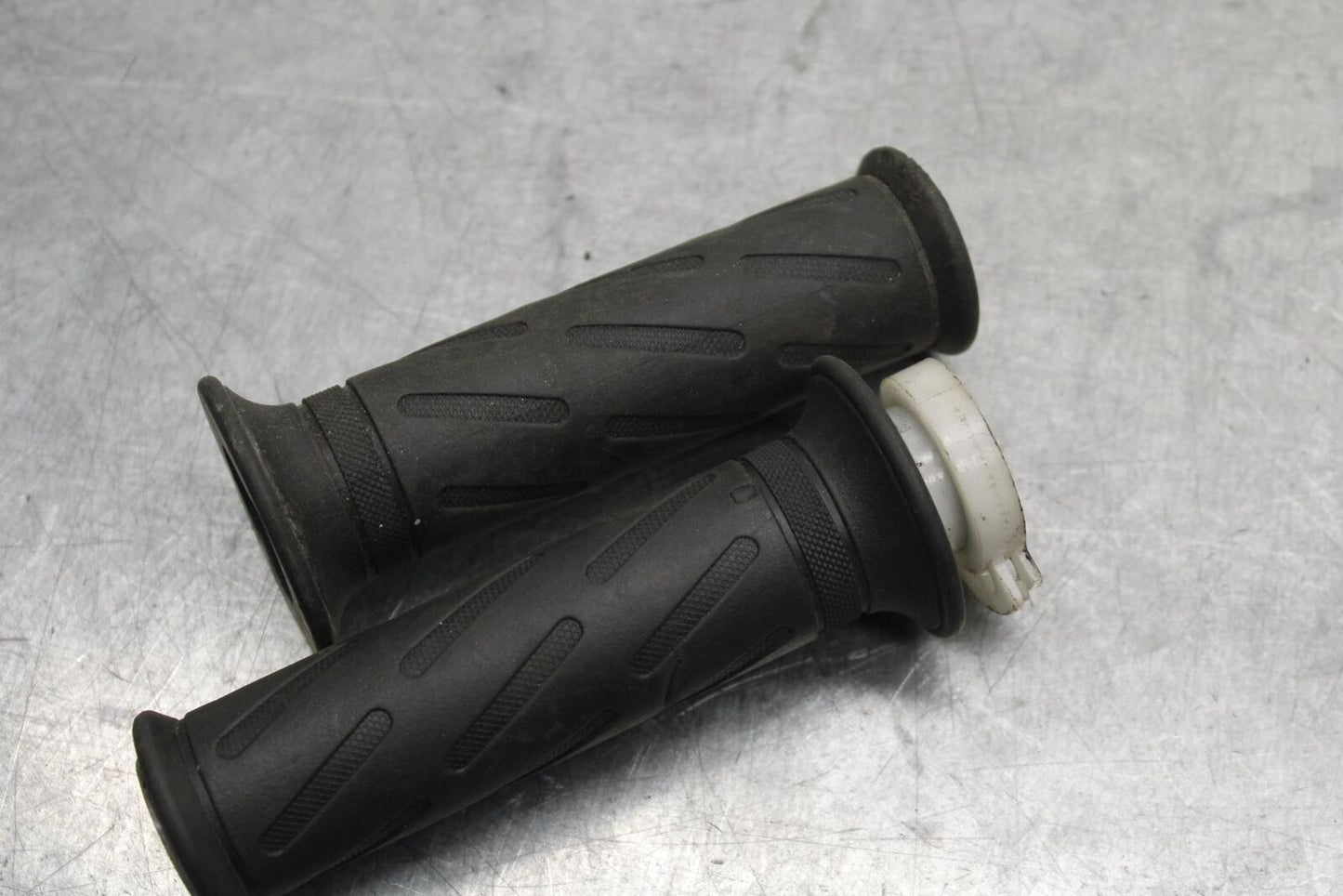 01-03 SUZUKI GSXR600 RIGHT THROTTLE GRIP BB639