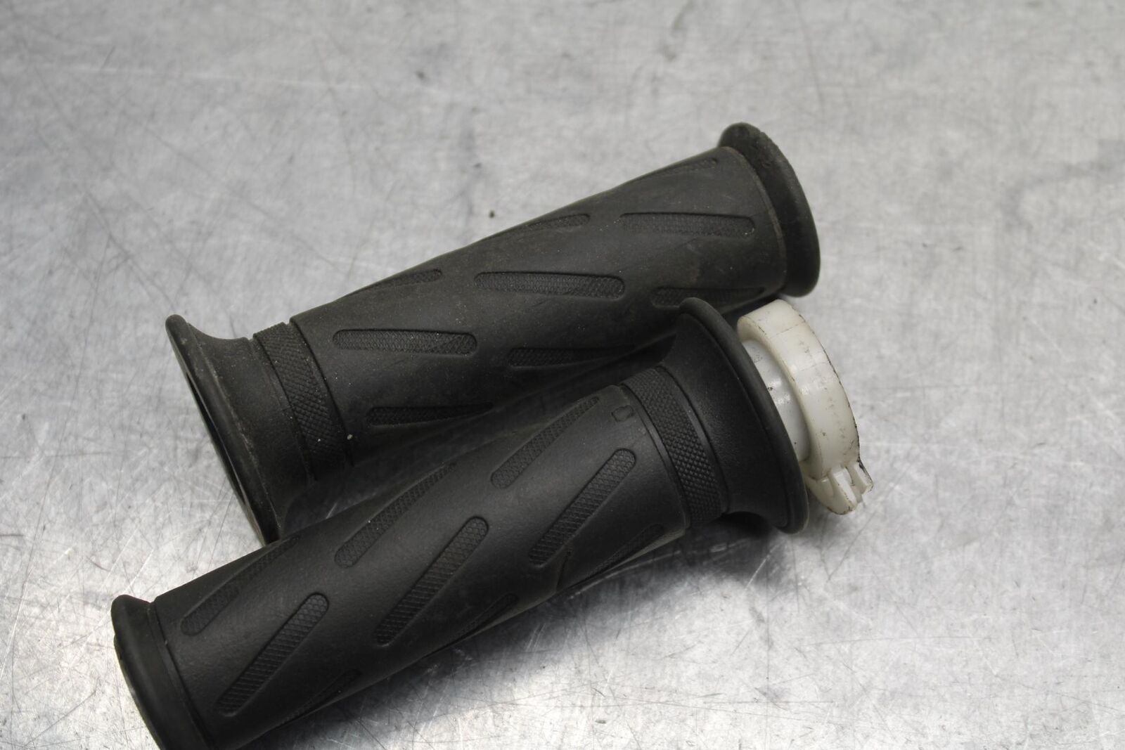 01-03 SUZUKI GSXR600 RIGHT THROTTLE GRIP BB639