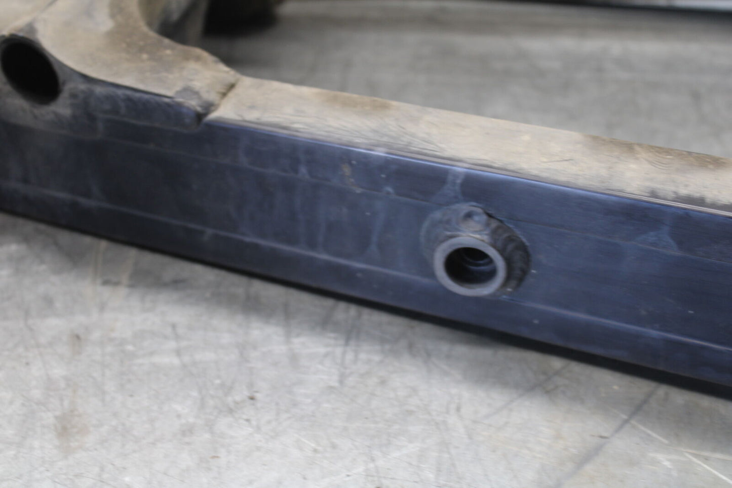 01-06 TRIUMPH TIGER 955I REAR SWINGARM BACK SUSPENSION SWING ARM BB693