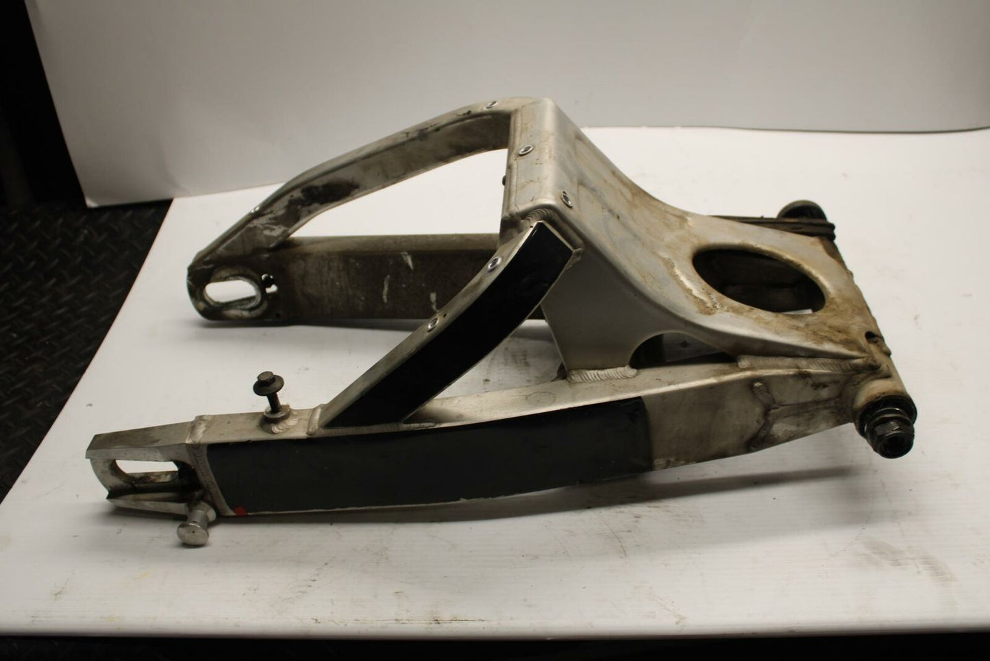 99 YAMAHA YZF R6 REAR SWINGARM BACK SUSPENSION SWING ARM BB246