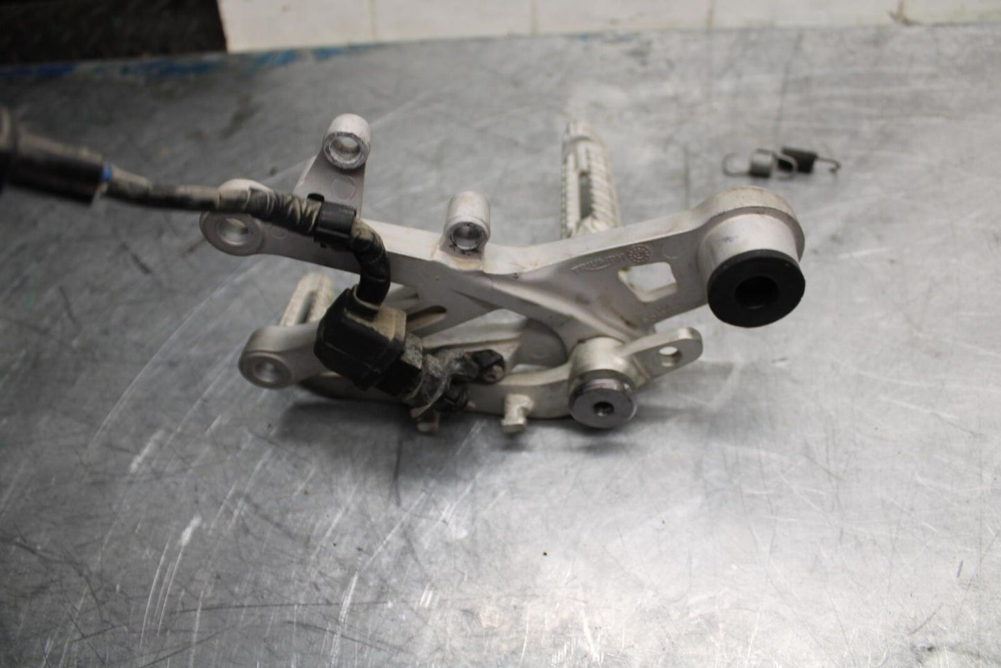 17-21 TRIUMPH STREET TRIPPLE R ABS RIGHT REARSET REAR SET DRIVER FOOT PEG bb452