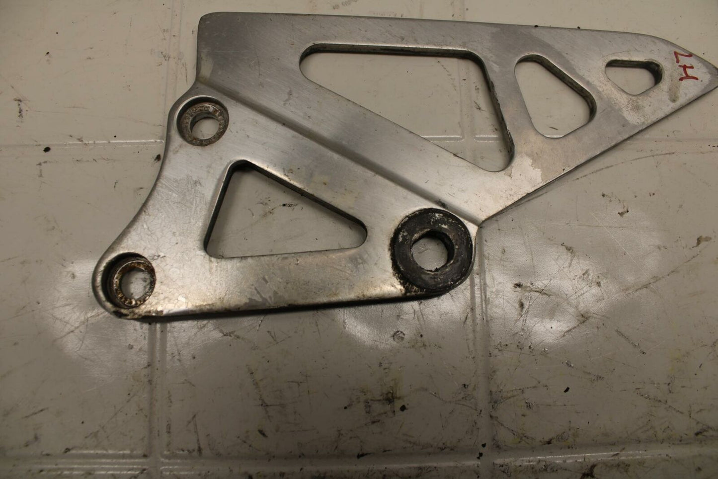 88-89 SUZUKI GSXR750J BB24 LEFT REARSET DRIVER FOOT PEG BRACKET MOUNT BB15