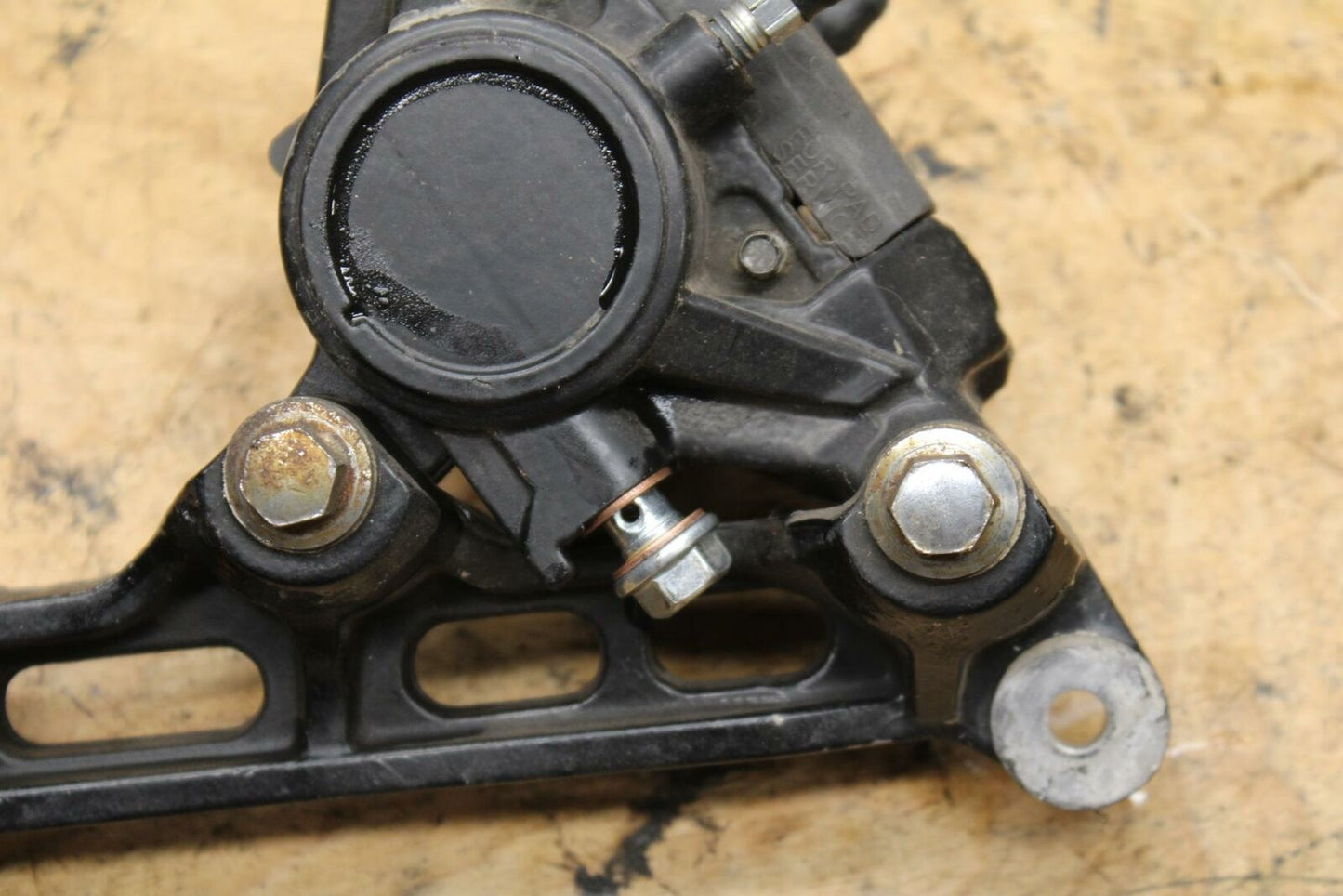 91-93 YAMAHA FZR1000 REAR BACK BRAKE CALIPER W MOUNT BRACKET BB339