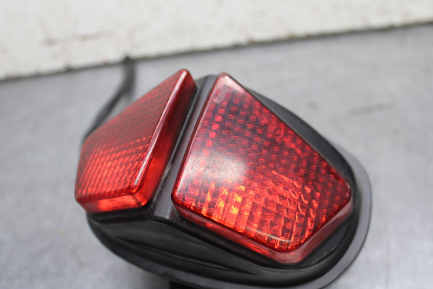 03-04 TRIUMPH DAYTONA 600 REAR TAIL TAILLIGHT BACK BRAKE LIGHT BB745