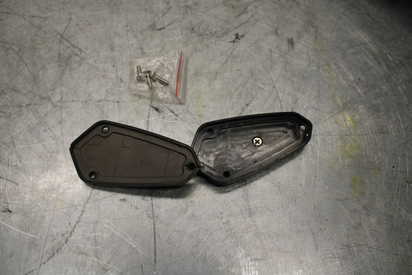 10-13 KAWASAKI Z1000 MASTER CYLINDER BRAKE FLUID RESERVOIR CAP 2 OF THEM BB421