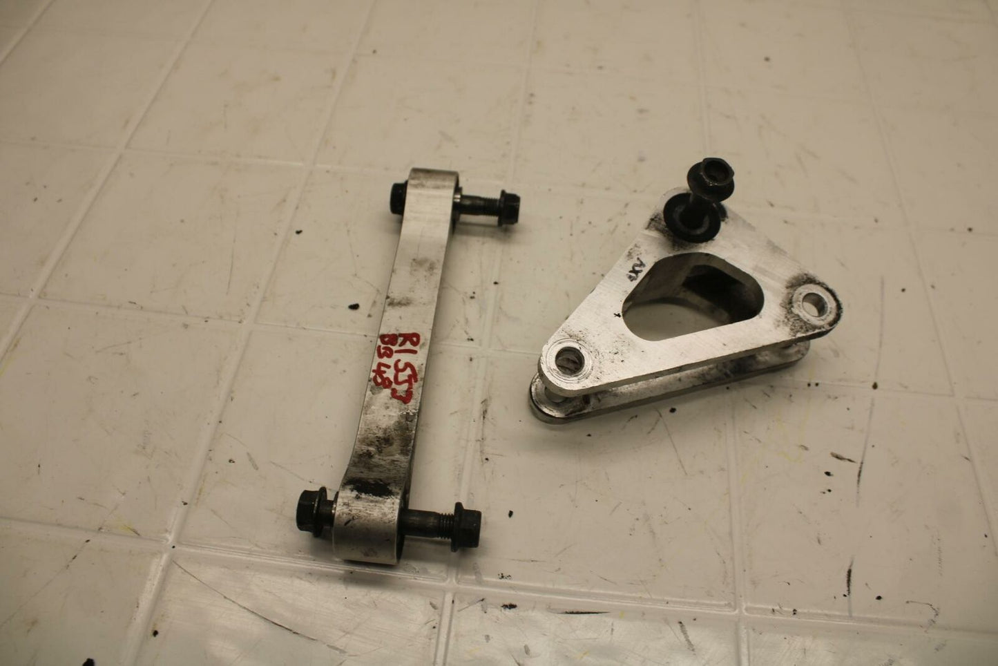 01 YAMAHA YZF R1 REAR DOGBONE SHOCK LINKAGE LINK BB25