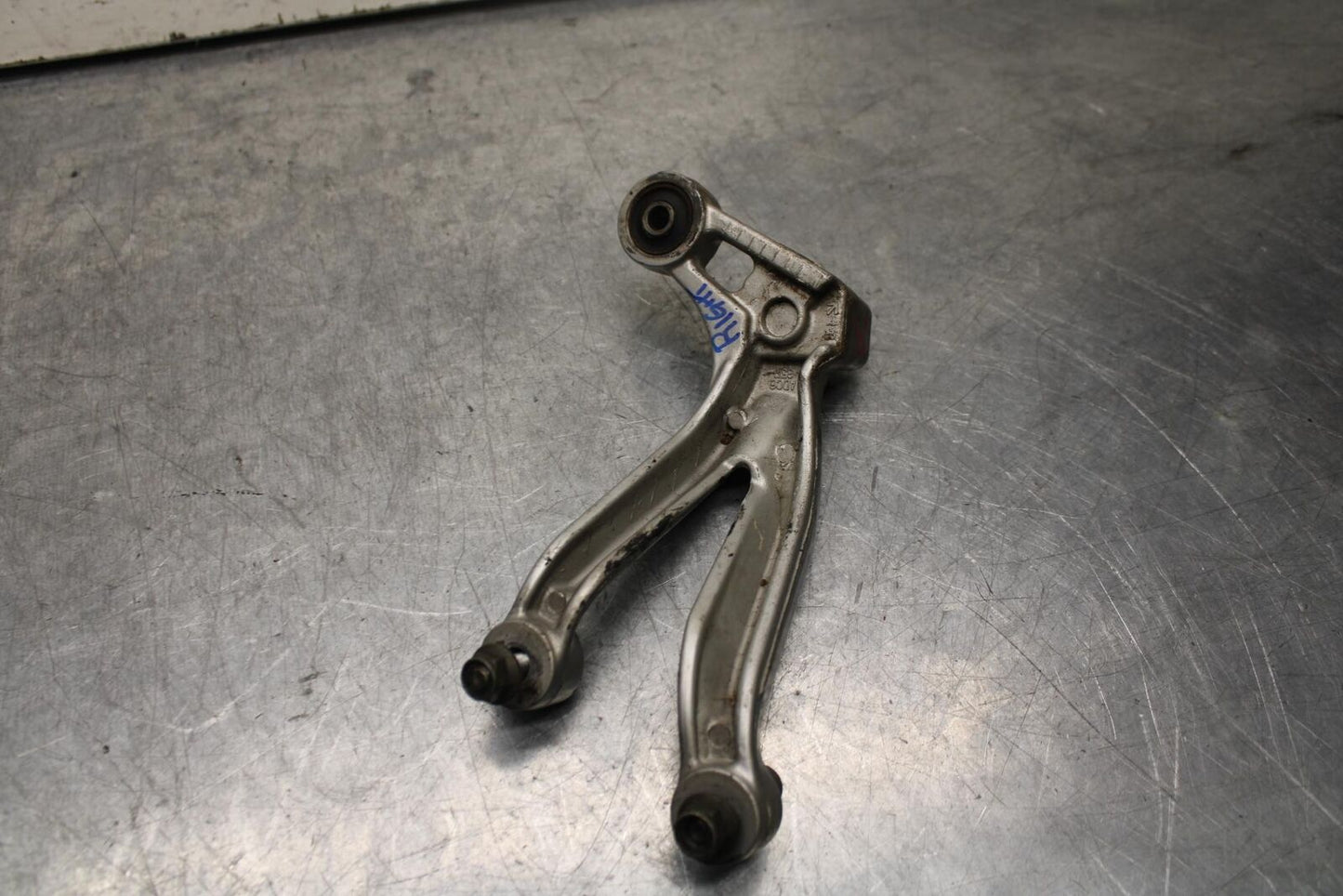 01 SUZUKI GSXR1000 RIGHT REAR BACK PASSENGER PEG BRACKET BB100