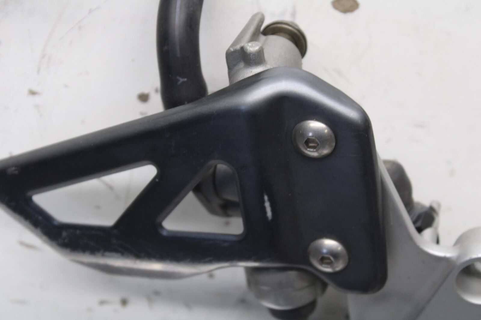 01-03 SUZUKI GSXR600 RIGHT REARSET REAR SET DRIVER FOOT PEG REST STOP BB633