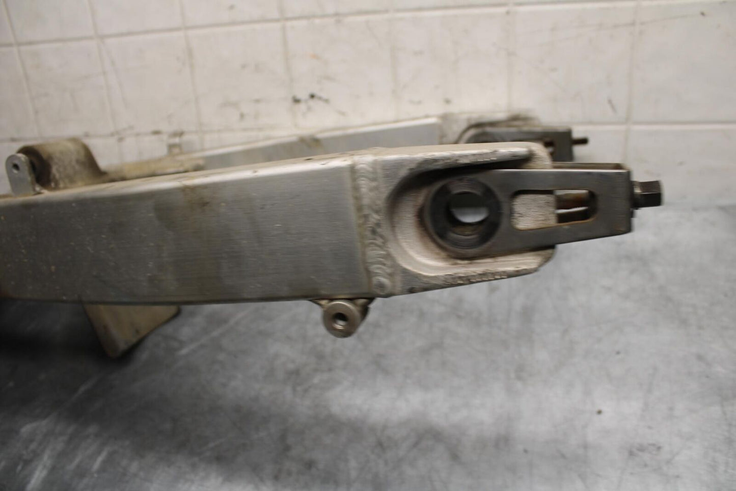 91-92 SUZUKI GSXR750 M  REAR SWINGARM BACK SUSPENSION SWING ARM BB493