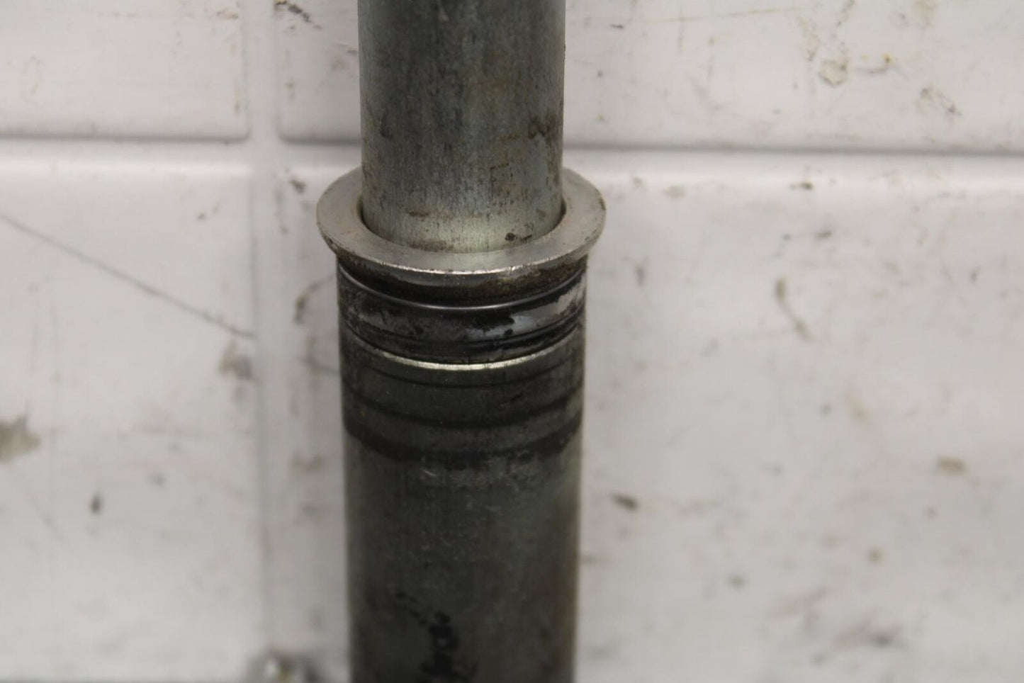 2015 Suzuki GSXR750 FRONT WHEEL RIM AXLE PIVOT BOLT 54711-14J00 BB595